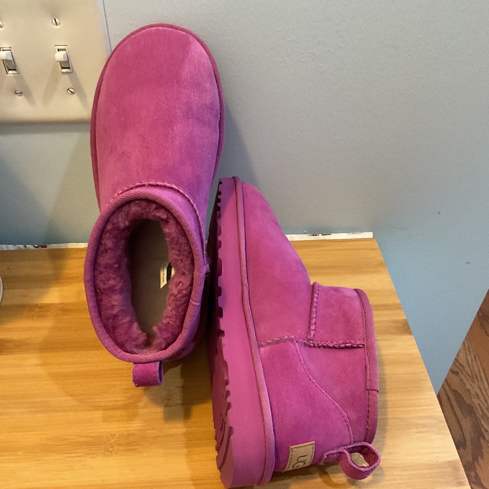 UGG Ultra Mini ~ Purple size 8 women’s